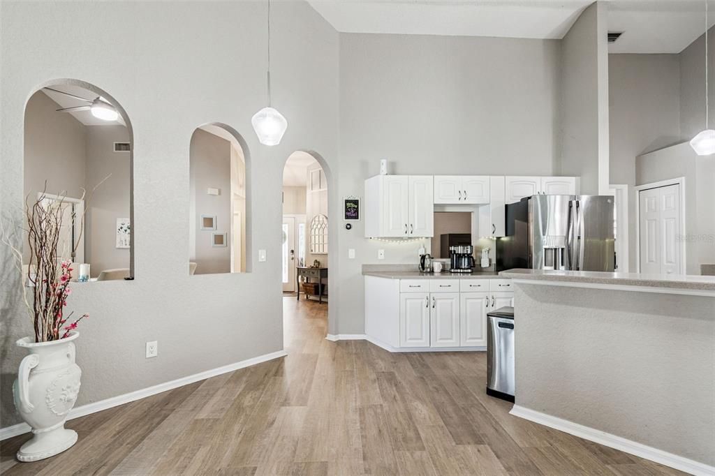 Под контрактом: $585,000 (4 спален, 3 ванн, 2078 Квадратных фут)