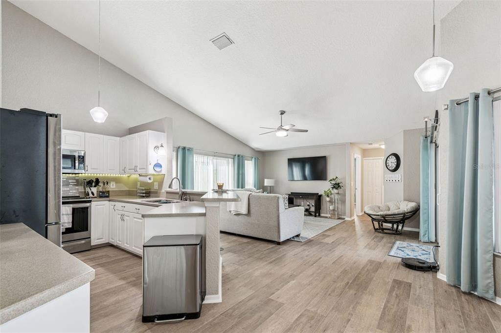 Под контрактом: $585,000 (4 спален, 3 ванн, 2078 Квадратных фут)