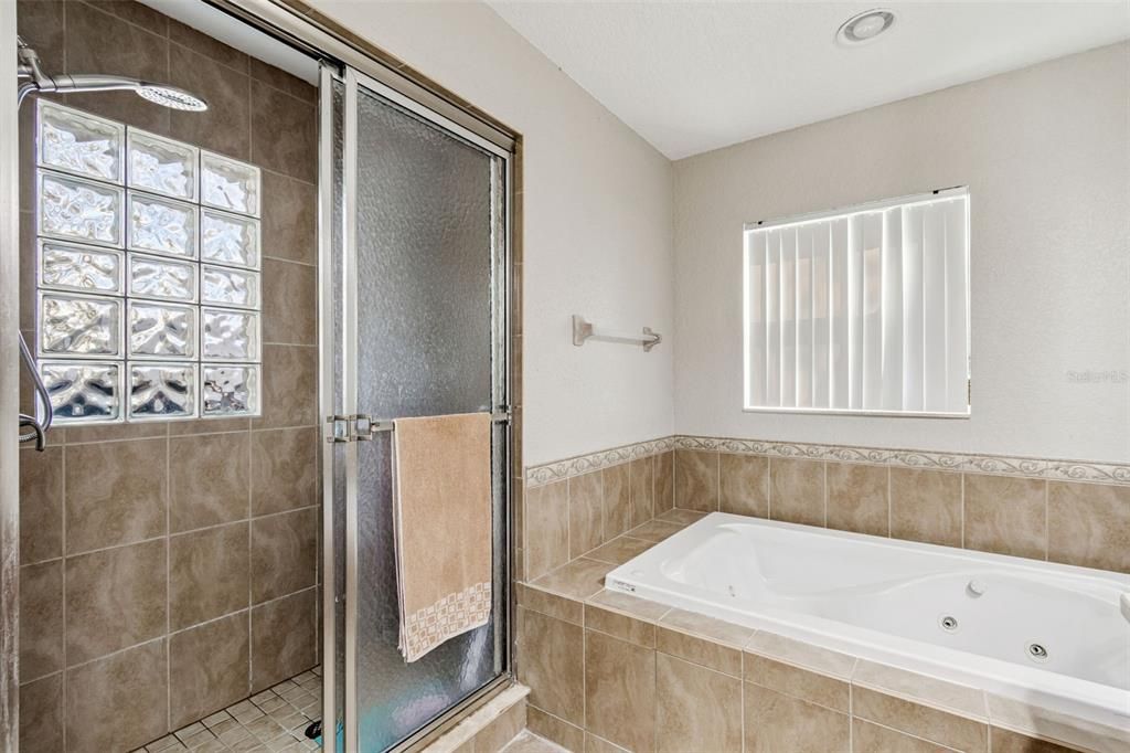 Под контрактом: $585,000 (4 спален, 3 ванн, 2078 Квадратных фут)