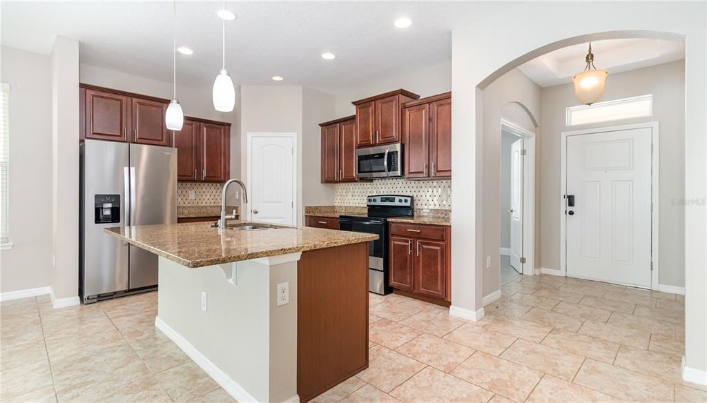 合同活跃: $385,000 (3 贝兹, 2 浴室, 1818 平方英尺)