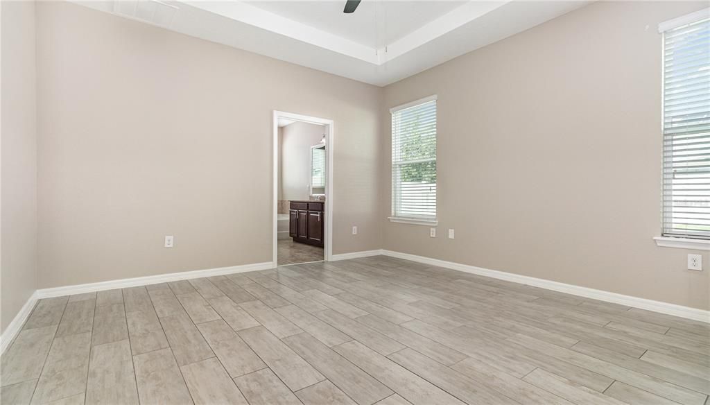 合同活跃: $385,000 (3 贝兹, 2 浴室, 1818 平方英尺)