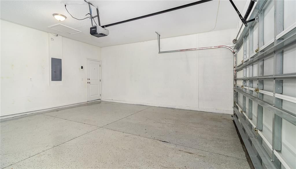 合同活跃: $385,000 (3 贝兹, 2 浴室, 1818 平方英尺)