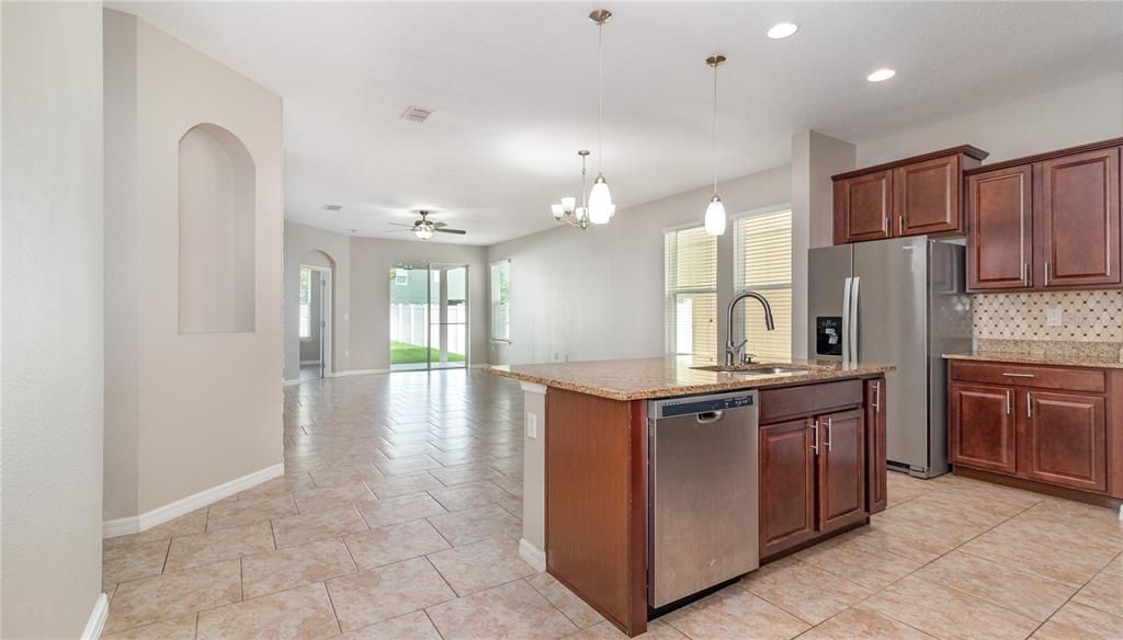 合同活跃: $385,000 (3 贝兹, 2 浴室, 1818 平方英尺)