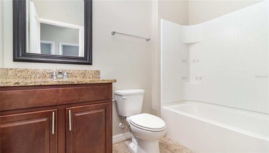 合同活跃: $385,000 (3 贝兹, 2 浴室, 1818 平方英尺)