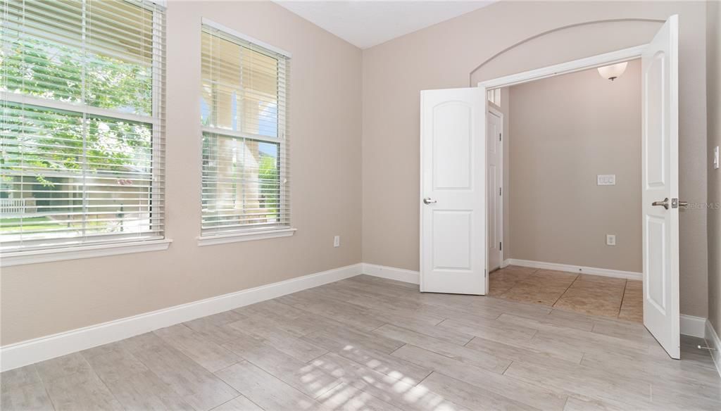 合同活跃: $385,000 (3 贝兹, 2 浴室, 1818 平方英尺)