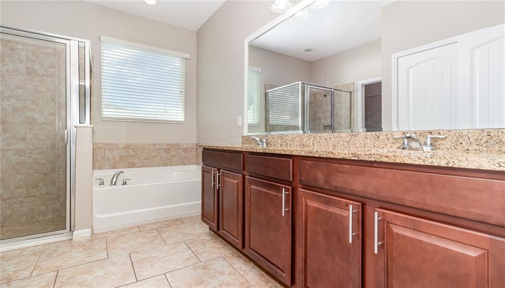 合同活跃: $385,000 (3 贝兹, 2 浴室, 1818 平方英尺)