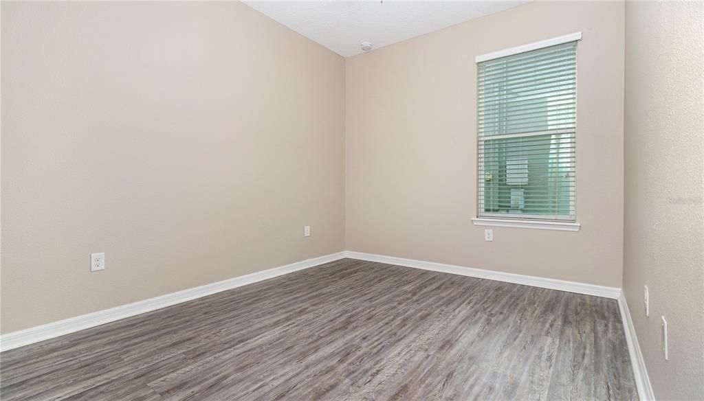 合同活跃: $385,000 (3 贝兹, 2 浴室, 1818 平方英尺)