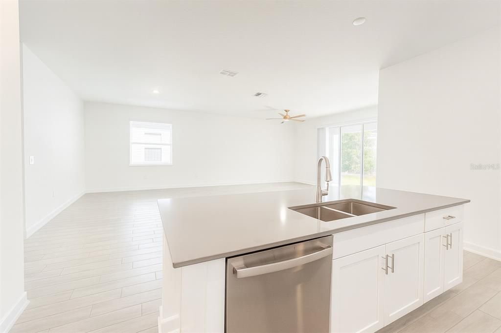 В аренду: $2,200 (4 спален, 3 ванн, 2006 Квадратных фут)