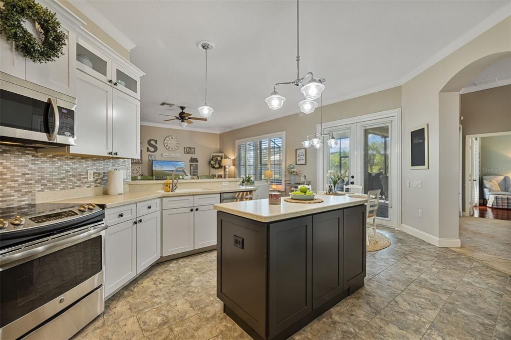 For Sale: $585,000 (4 beds, 3 baths, 2554 Square Feet)