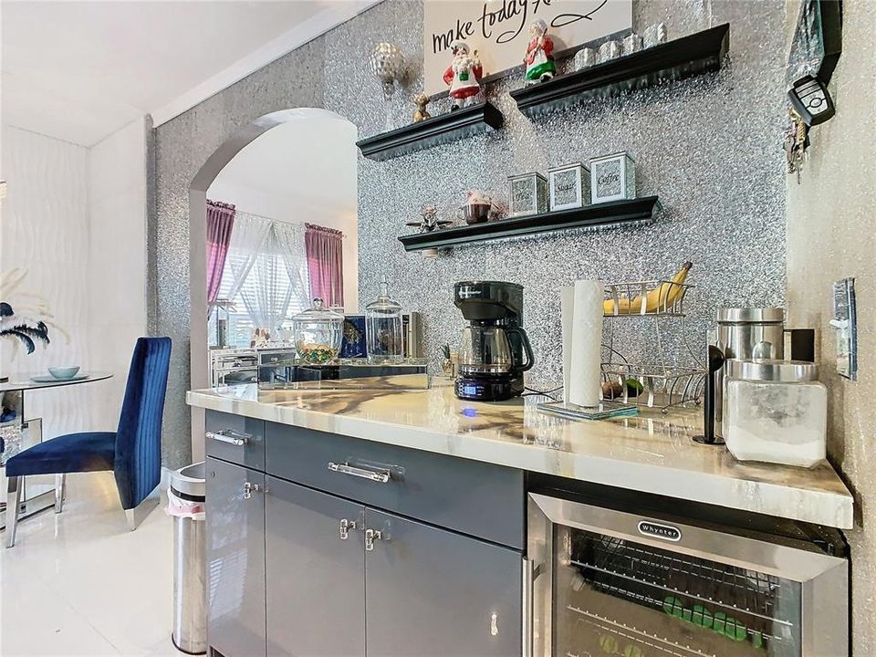 待售: $350,000 (4 贝兹, 2 浴室, 2104 平方英尺)