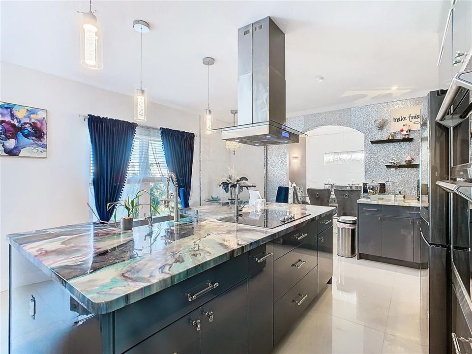 待售: $350,000 (4 贝兹, 2 浴室, 2104 平方英尺)