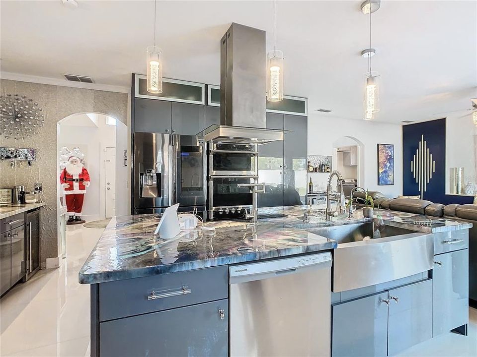 待售: $350,000 (4 贝兹, 2 浴室, 2104 平方英尺)