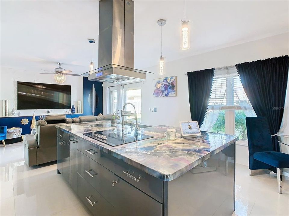 待售: $350,000 (4 贝兹, 2 浴室, 2104 平方英尺)