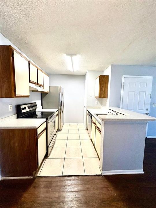 For Rent: $1,200 (1 beds, 1 baths, 635 Square Feet)