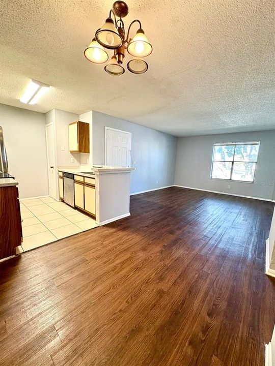 For Rent: $1,200 (1 beds, 1 baths, 635 Square Feet)