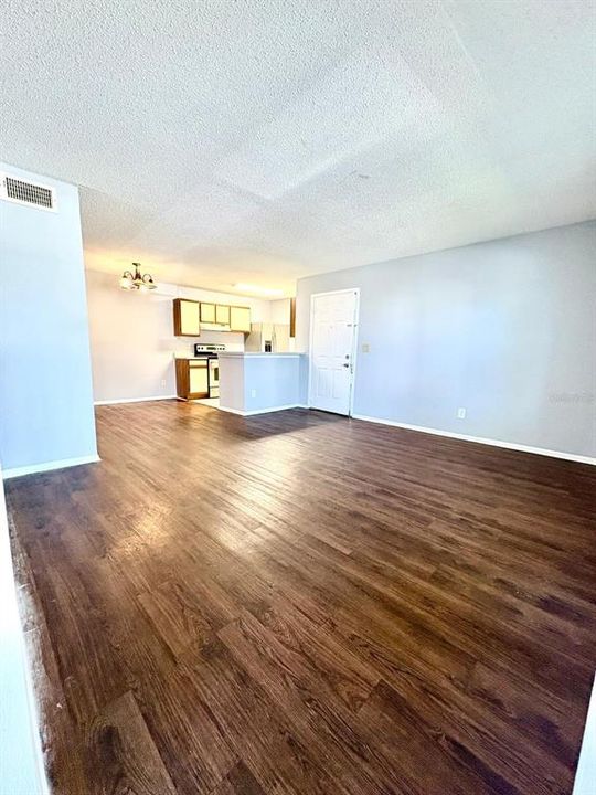 For Rent: $1,200 (1 beds, 1 baths, 635 Square Feet)