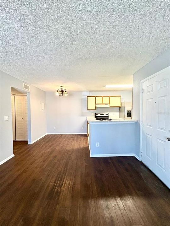 For Rent: $1,200 (1 beds, 1 baths, 635 Square Feet)