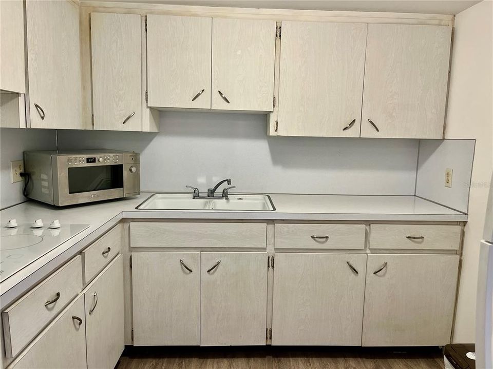 For Sale: $94,900 (1 beds, 1 baths, 825 Square Feet)