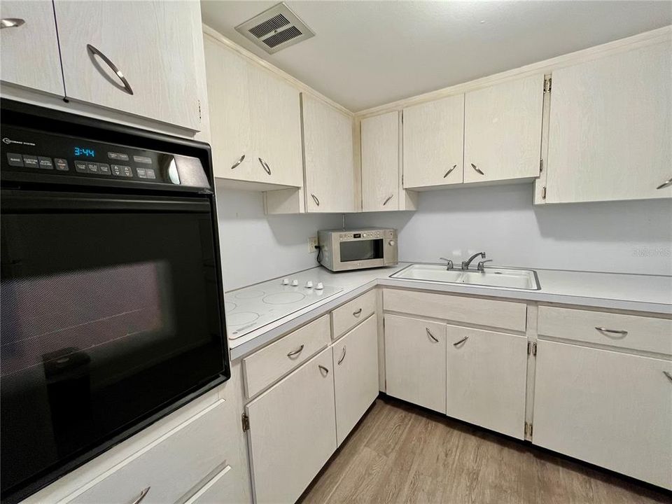 For Sale: $94,900 (1 beds, 1 baths, 825 Square Feet)