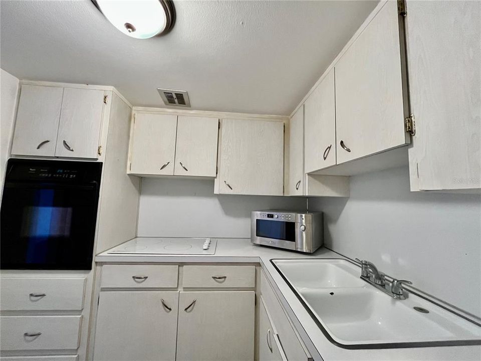 For Sale: $94,900 (1 beds, 1 baths, 825 Square Feet)