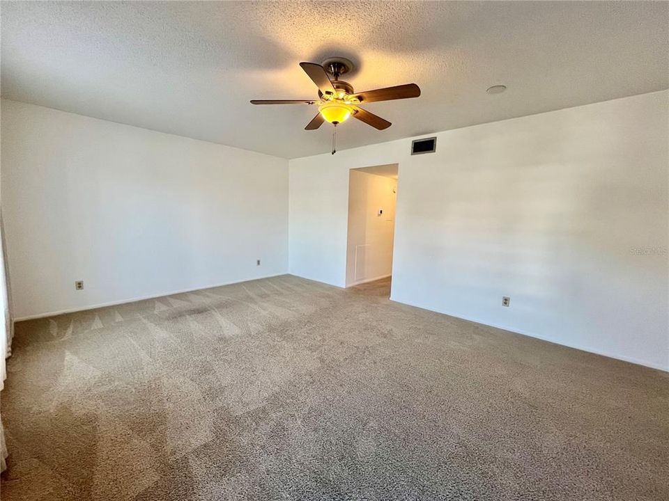 For Sale: $94,900 (1 beds, 1 baths, 825 Square Feet)