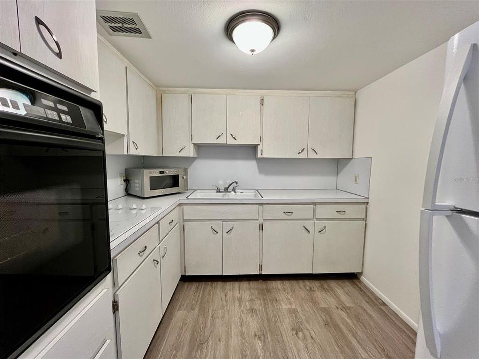 For Sale: $94,900 (1 beds, 1 baths, 825 Square Feet)