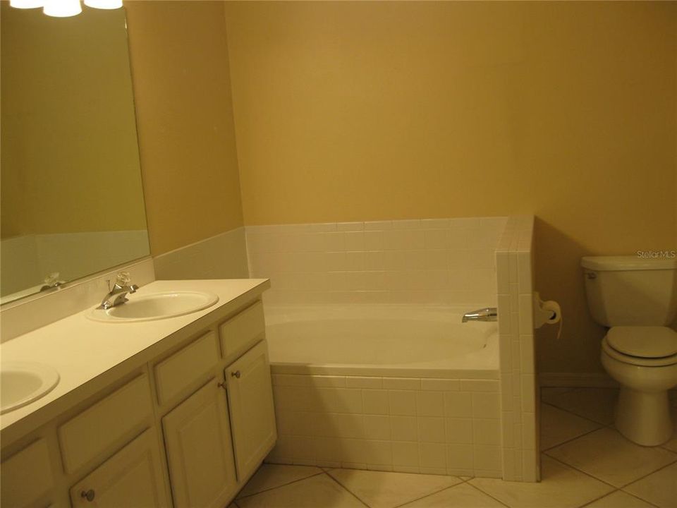 For Rent: $2,800 (3 beds, 2 baths, 1935 Square Feet)