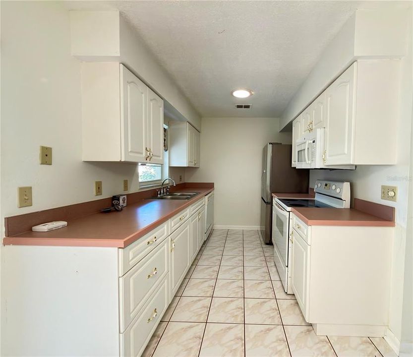 For Rent: $2,400 (3 beds, 2 baths, 1238 Square Feet)