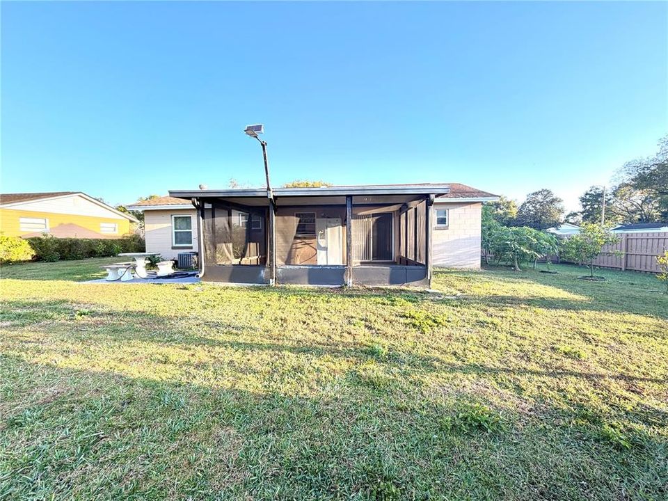 For Rent: $2,400 (3 beds, 2 baths, 1238 Square Feet)