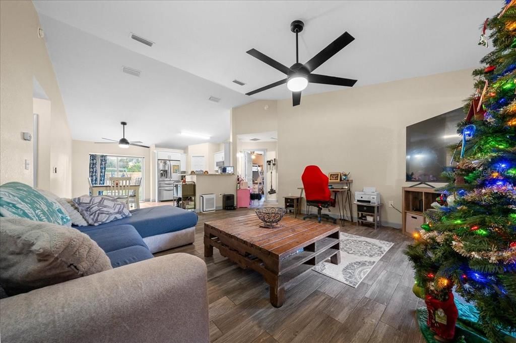 En Venta: $254,900 (3 camas, 2 baños, 1332 Pies cuadrados)