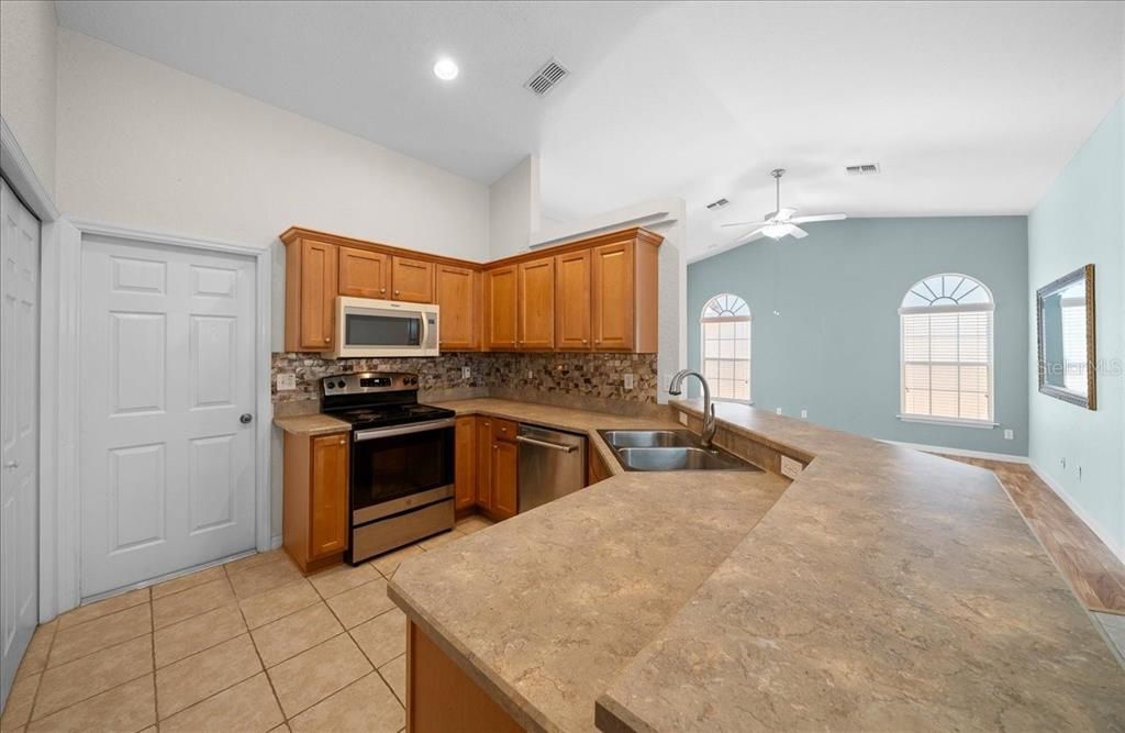 For Sale: $245,000 (2 beds, 2 baths, 1337 Square Feet)