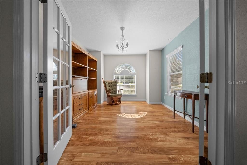 For Sale: $245,000 (2 beds, 2 baths, 1337 Square Feet)