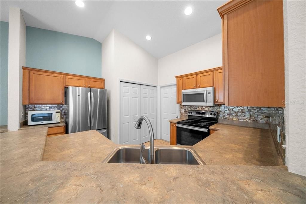 For Sale: $245,000 (2 beds, 2 baths, 1337 Square Feet)