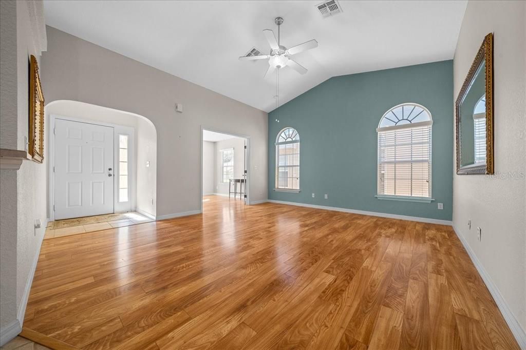 For Sale: $245,000 (2 beds, 2 baths, 1337 Square Feet)