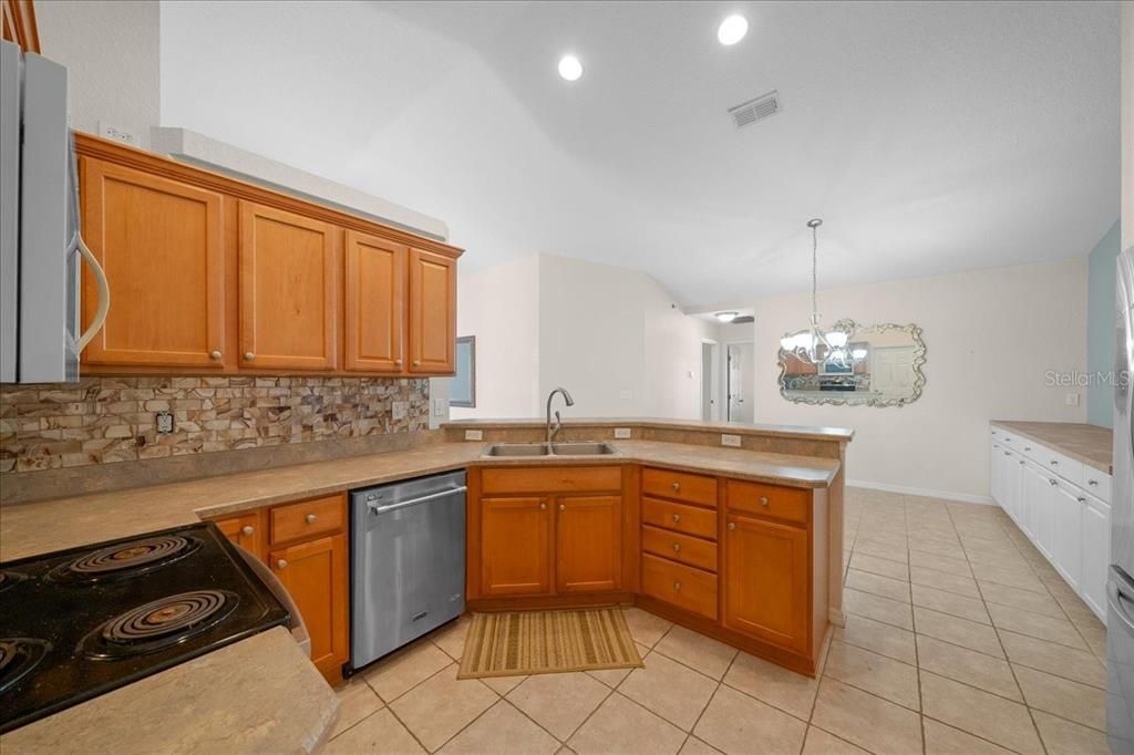 For Sale: $245,000 (2 beds, 2 baths, 1337 Square Feet)