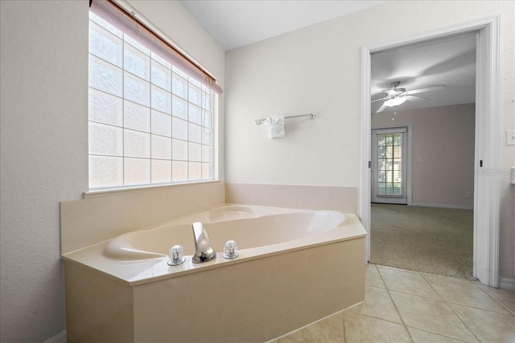 For Sale: $245,000 (2 beds, 2 baths, 1337 Square Feet)