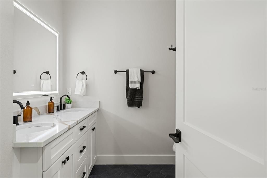 На продажу: $1,075,000 (5 спален, 4 ванн, 4368 Квадратных фут)