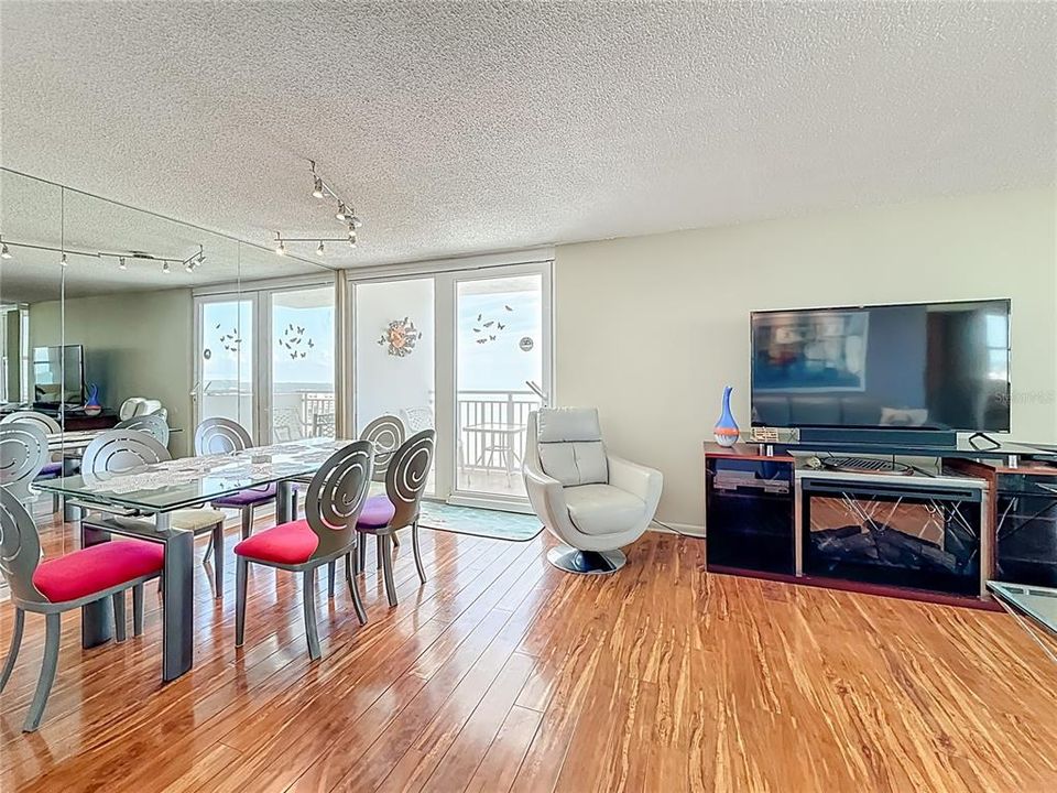 待售: $749,000 (2 贝兹, 2 浴室, 1450 平方英尺)