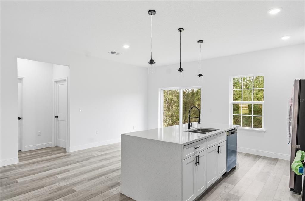 待售: $308,800 (4 贝兹, 2 浴室, 1774 平方英尺)