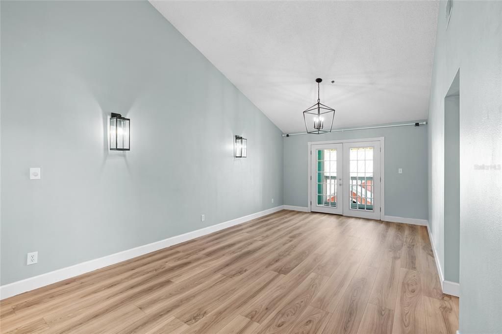 For Sale: $315,000 (2 beds, 2 baths, 897 Square Feet)