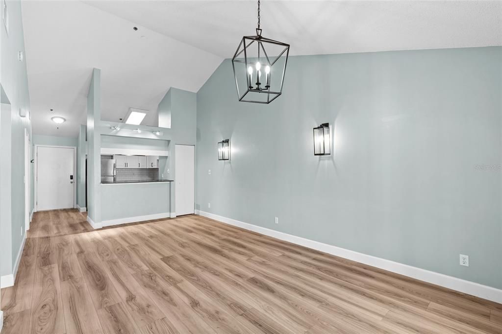 For Sale: $315,000 (2 beds, 2 baths, 897 Square Feet)