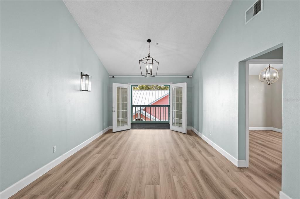 For Sale: $315,000 (2 beds, 2 baths, 897 Square Feet)