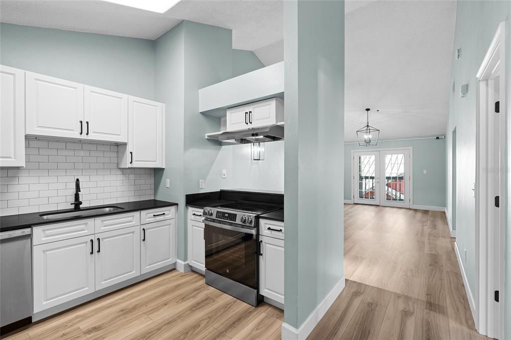 For Sale: $315,000 (2 beds, 2 baths, 897 Square Feet)