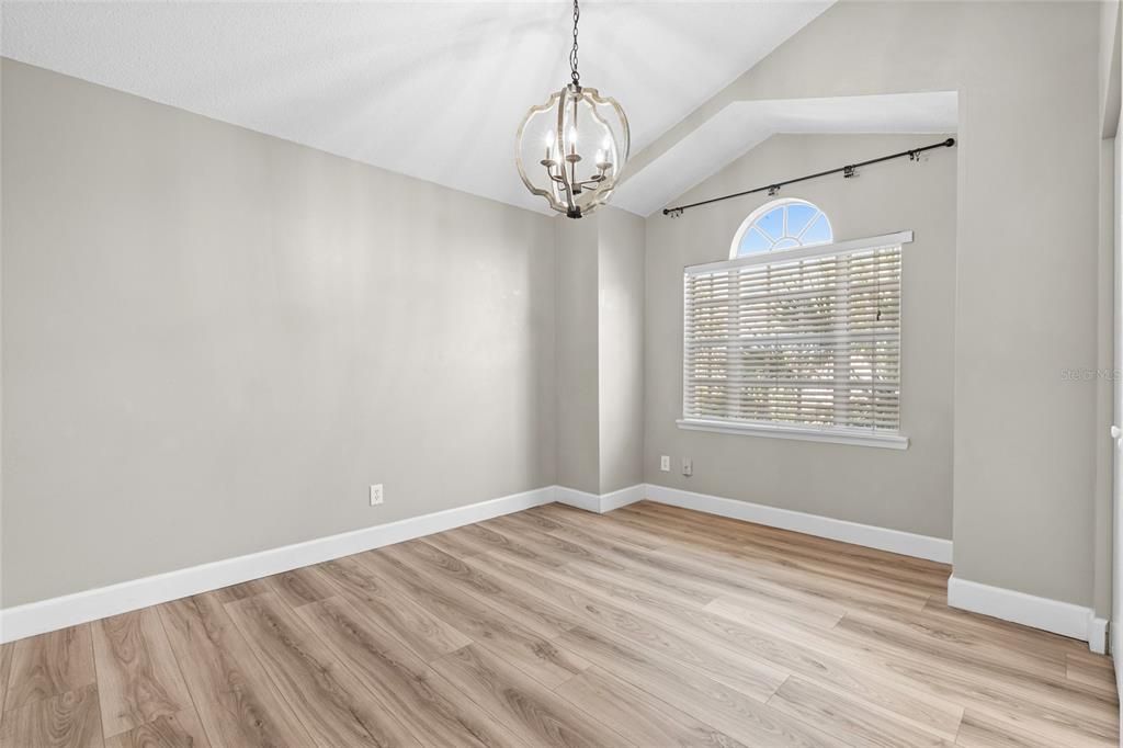 For Sale: $315,000 (2 beds, 2 baths, 897 Square Feet)