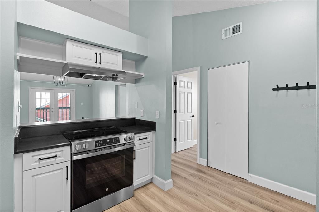 For Sale: $315,000 (2 beds, 2 baths, 897 Square Feet)