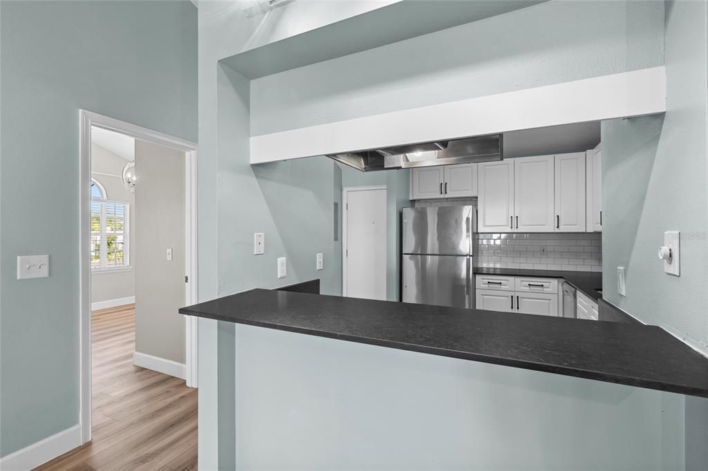 For Sale: $315,000 (2 beds, 2 baths, 897 Square Feet)