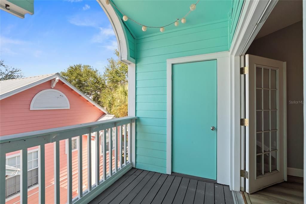 For Sale: $315,000 (2 beds, 2 baths, 897 Square Feet)