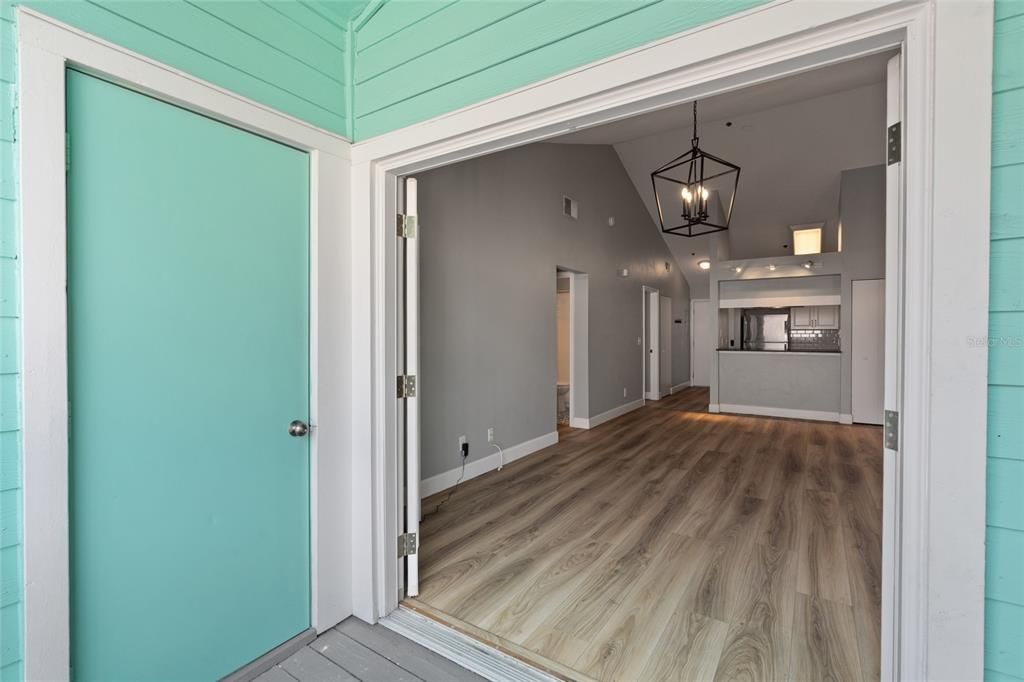 For Sale: $315,000 (2 beds, 2 baths, 897 Square Feet)