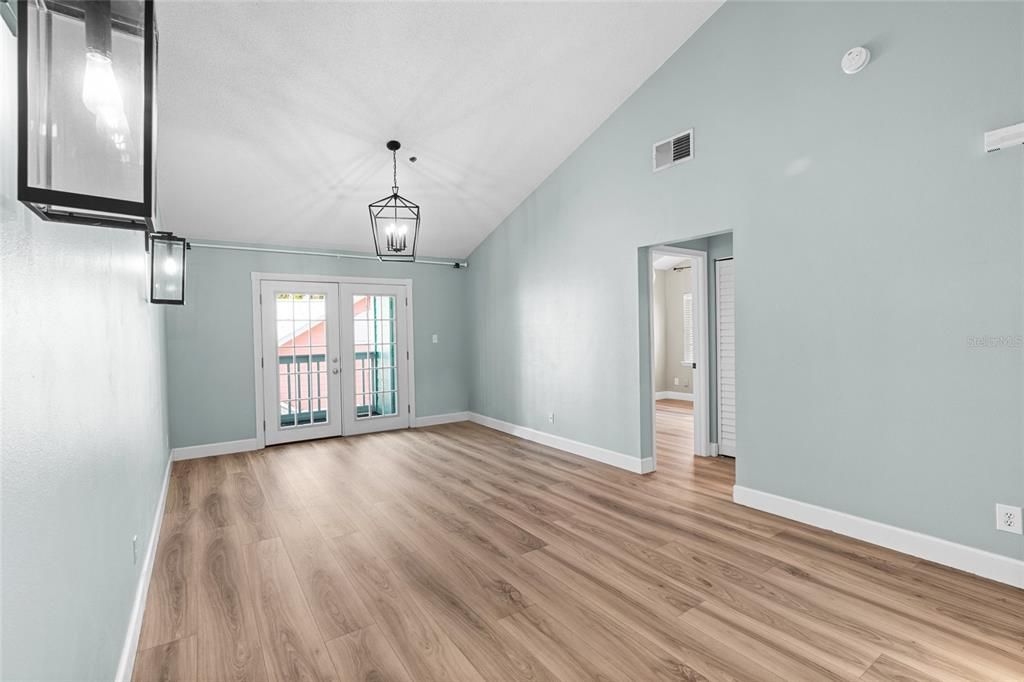 For Sale: $315,000 (2 beds, 2 baths, 897 Square Feet)