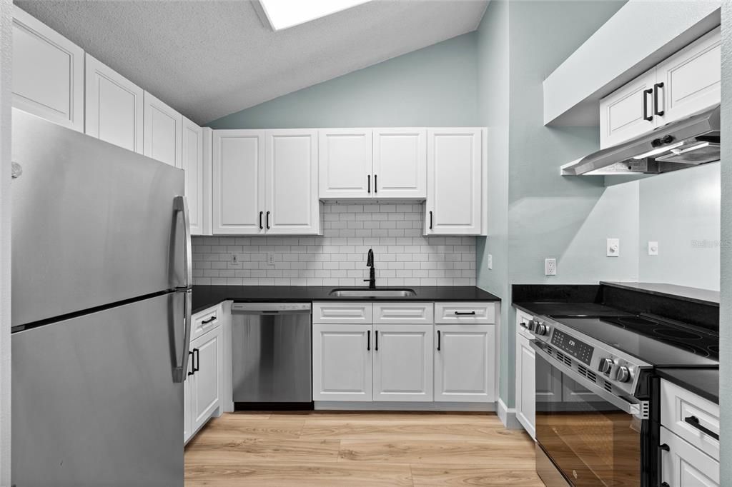 For Sale: $315,000 (2 beds, 2 baths, 897 Square Feet)